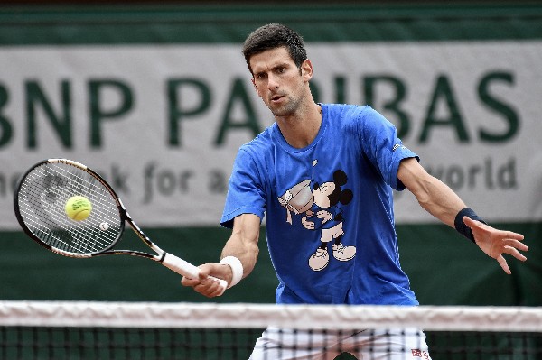 Novak Djokovic, número uno del mundo, expresó estar tranquilo para afrontar de Francia. (Foto Prensa Libre: AFP)