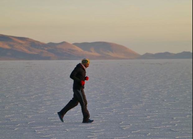 Juan Carlos Sagastume cruza el salar de Uyuni, uno de los desiertos más grandes de sal en el mundo. (Foto Prensa Libre: Cortesía Juan Carlos Sagastume).