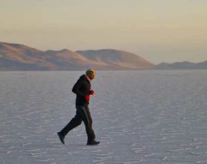 Juan Carlos Sagastume logra hazaña mundial en el desierto de sal más grande del planeta