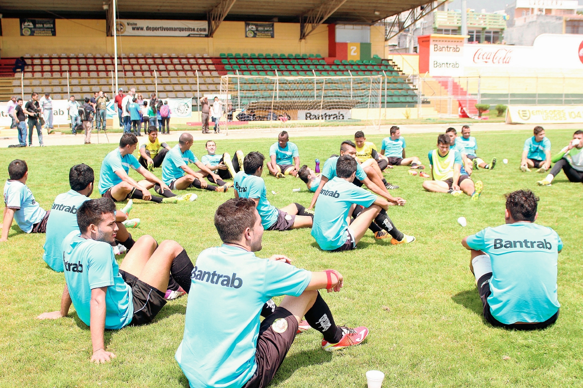 Los jugadores del Deportivo Marquense durante la práctica de esta mañana en el Marquesa de la Ensenada. (Foto Prensa Libre: Aroldo Marroquín)