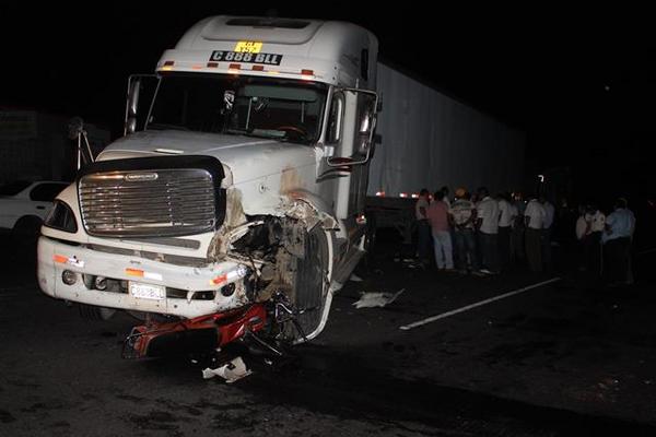 Una motocicleta chocó contra un tráiler en Escuintla, con saldo de tres personas muertas. (Foto Prensa Libre: Carlos Enrique Paredes)