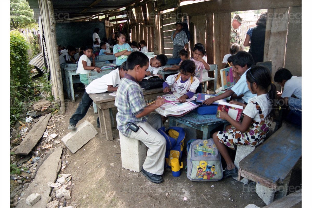 Muchos estudiantes del sistema de educación pública reciben clases en condiciones precarias. (Foto: Hemeroteca PL)