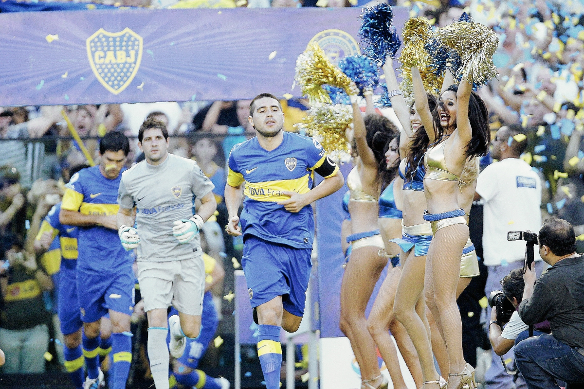 El jugador de Boca Juniors Juan Román Riquelme (c) lidera la salida de su equipo en el partido contra Independiente disputado el 11 de marzo de 2012. (Foto Prensa Libre: EFE)