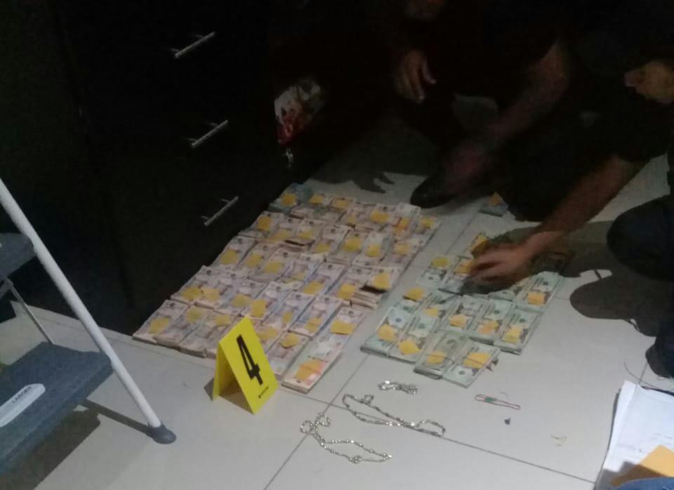 Parte del dinero decomisado en una vivienda en Tecún Umán, San Marcos. (Foto Prensa Libre: PNC).