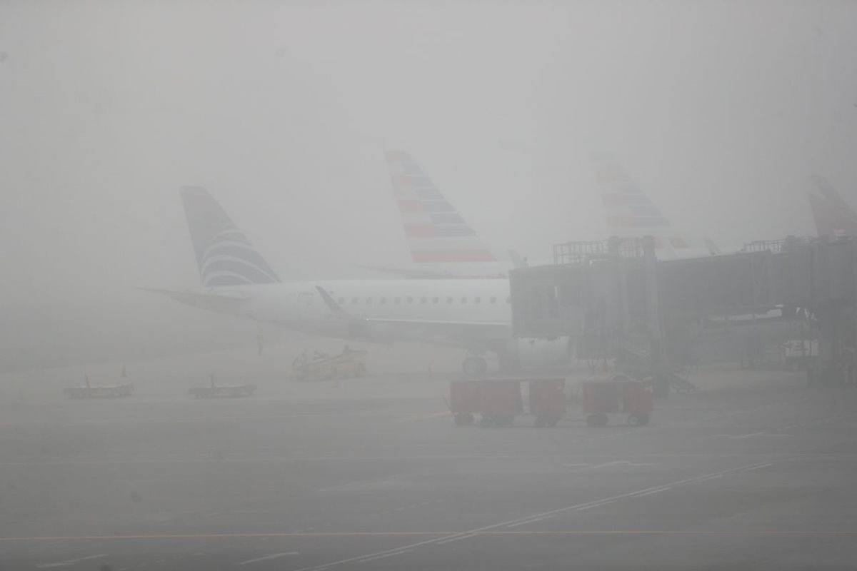 Niebla afecta el área metropolitana y retrasa varios vuelos en el Aeropuerto Internacional La Aurora. (Foto Prensa Libre: Alberto Cardona)