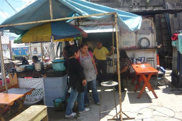 Propietarios de negocios informales desarman sus locales en San Marcos. (Foto Prensa Libre: Genner Guzmán).