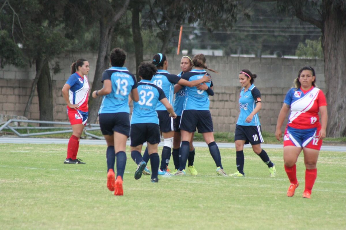 Jugadoras de Unifut festejan luego de que Naomi Oliva marcó el gol que les dio el triunfo contra Deportivo Xela. (Foto Prensa Libre: Cortesía Erwin Morales)