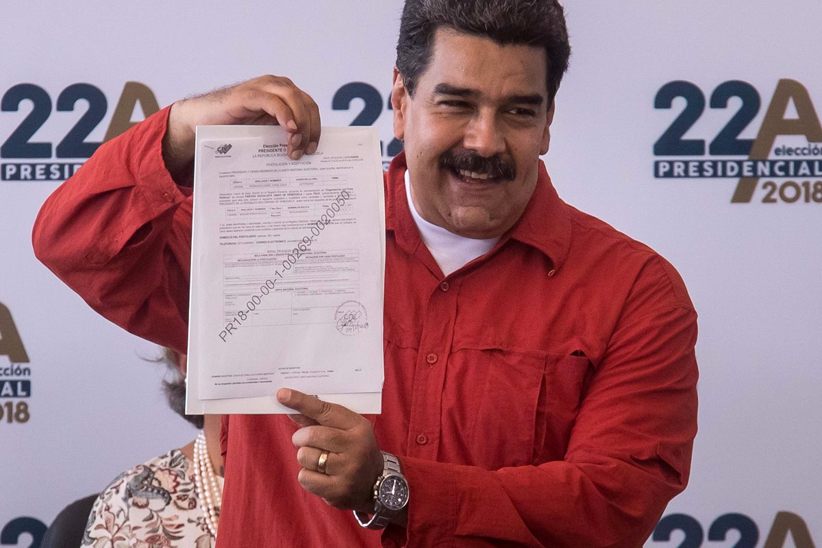 Nicolás Maduro, formaliza ante el Consejo Nacional Electoral (CNE) su candidatura a la reelección para los comicios del 22 de abril. (Foto Prensa Libre:EFE).