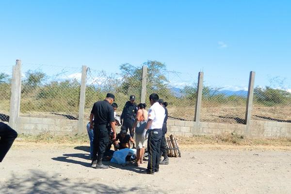 Un joven fue asesinado en un camino de terracería en una ruta que conduce a Estanzuela, Zacapa. (Foto Prensa Libre: Víctor Gómez)