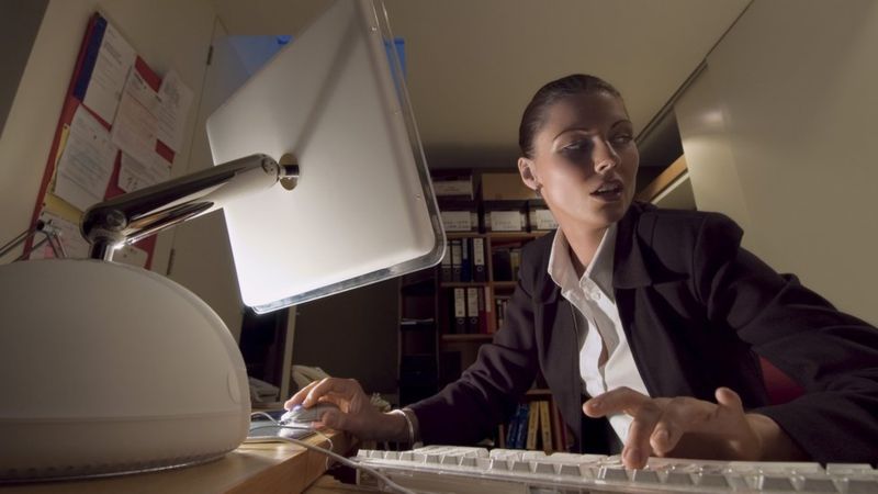 El hecho de que los estafadores estén en una situación vulnerable no debería despertar tu simpatía hacia ellos: eso les hace más fuertes frente al chantaje. (Getty Images).