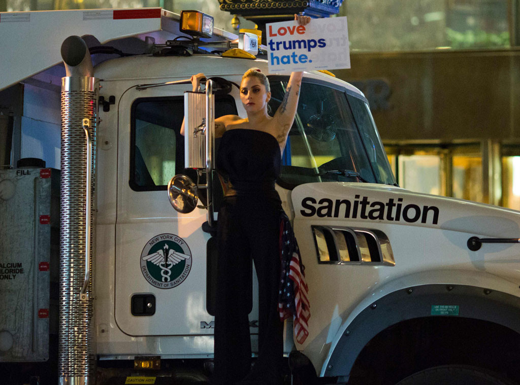 La cantante Lady Gaga fue más allá de las redes sociales y protestó frente a uno de los edificios de Donald Trump. (Foto Prensa Libre: AFP)