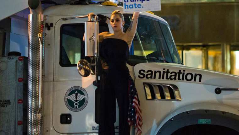 La cantante Lady Gaga fue más allá de las redes sociales y protestó frente a uno de los edificios de Donald Trump. (Foto Prensa Libre: AFP)