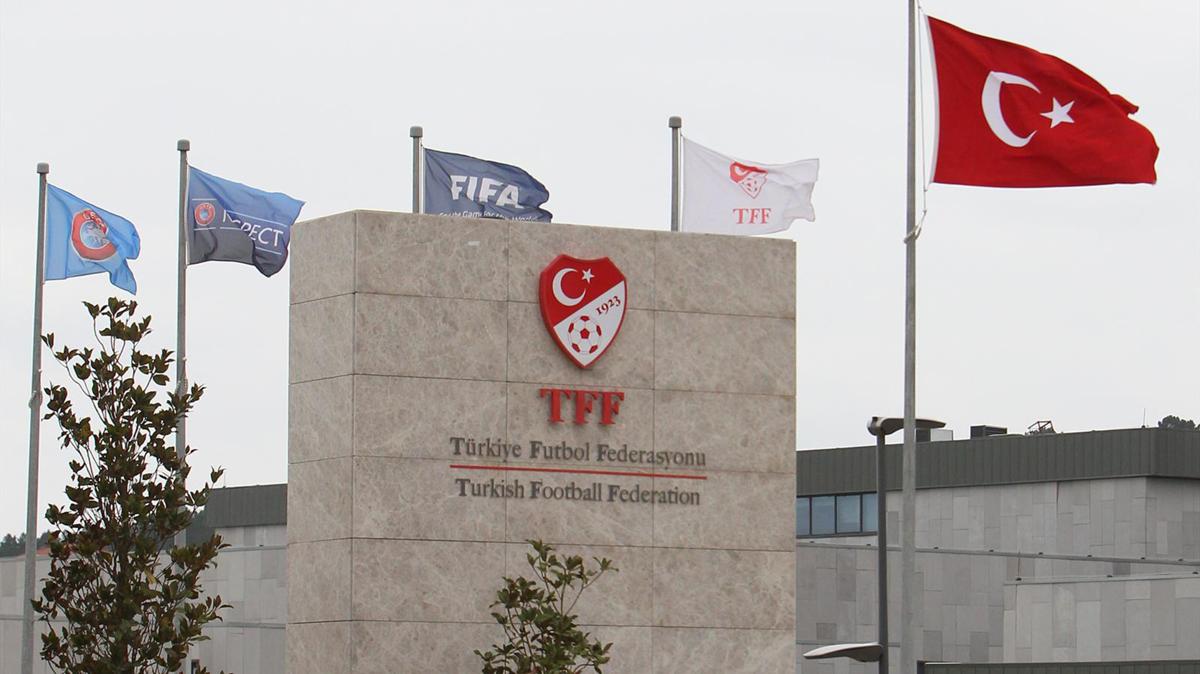 La Federación de Fútbol Turca (TFF) ha despedido hoy 94 árbitros, aparentemente como parte de las medidas tomadas para apartar a posibles simpatizantes de la cofradía de Fethullah Gülen. (Foto Prensa Libre: AFP)