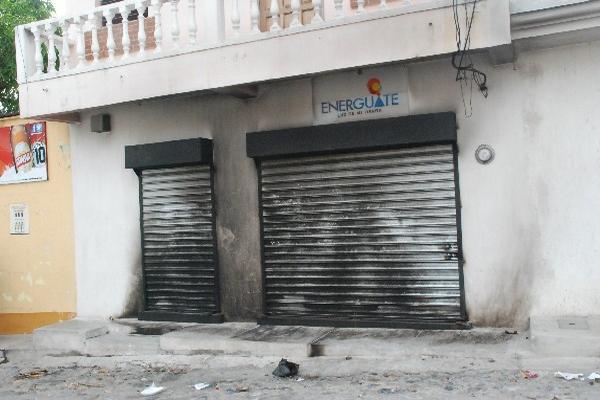 La sede de Energuate es uno  de    los tres edificios dañados  por  vecinos   molestos por los apagones, en  Estanzuela, Zacapa.