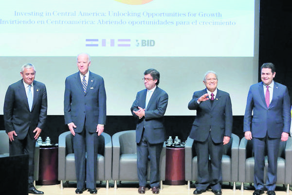 Otto pérez con  Joe Biden, vicepresidente de EE. UU.; Luis Moreno, del BID, y los gobernantes Salvador Sánchez (El Salvador) y Orlando Hernández (Honduras). (Foto Prensa Libre: Presidencia)