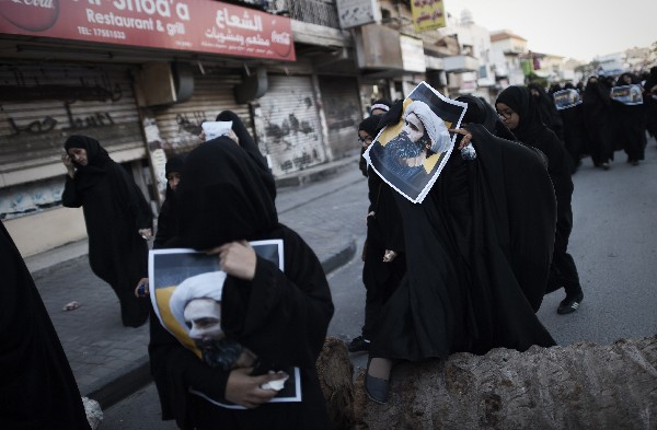 Mujeres de Baréin protestan contra la ejecución del clérigo musulmán chií Nimr al-Nimr por autoridades saudíes. (Foto Prensa Libre: AFP)