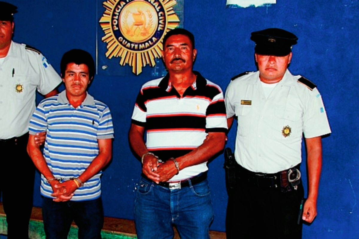 Los dos capturados en La Libertad, Petén, sindicados de la muerte  a balazos de un hombre. (Foto Prensa Libre: Rigoberto Escobar)