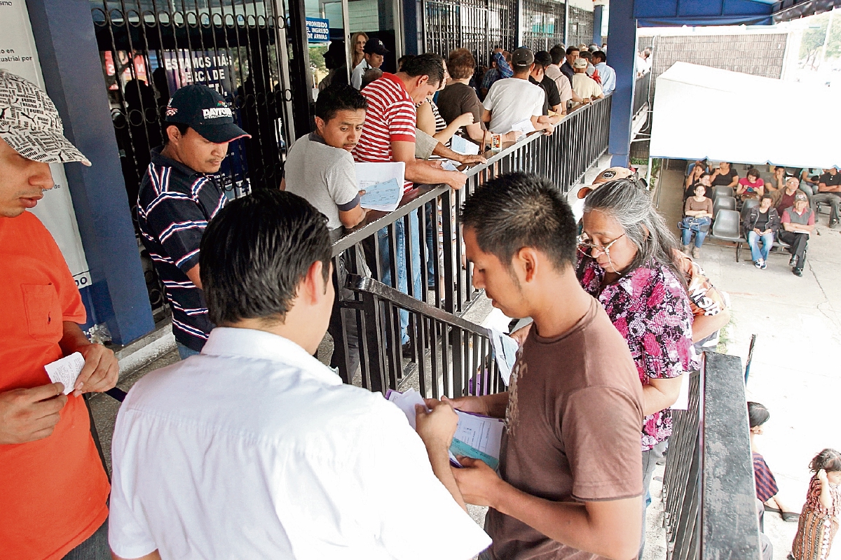 Tramitadores ofrecen en Q1 mil 500 las licencias tipo B sin exámen ni trámites. (Foto Prensa Libre: Erick Ávila)