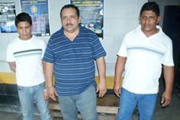 Los tres presuntos contrabandistas capturados en Flores, Petén. (Foto Prensa Libre: Cortesía PNC) <br _mce_bogus="1"/>