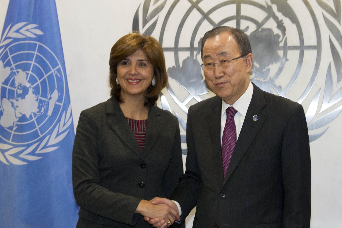 La ministra de Exteriores colombiana, María Ángela Holguín saluda al secretario general de la ONU, Ban Ki-moon. (Foto Prensa Libre: EFE).