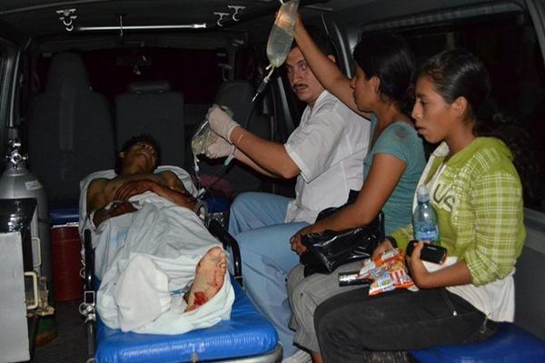 Socorristas trasladan a un centro asistencial a Benedicto Flores, quien resultó herido en un ataque armado ocurrido en San Agustín Acasaguastlán. (Foto Prensa Libre: Hugo Oliva) 
