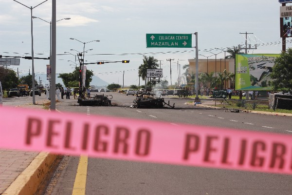 Vista de vehículos quemados (d) del convoy militar emboscado en Culiacán, Sinaloa, México. (Foto Prensa Libre: AFP)
