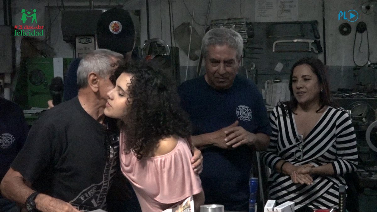 Crista Reyes decidió organizar una emotiva convivencia para bomberos que han servido durante décadas. (Foto Prensa Libre: Antonio Ixcot)