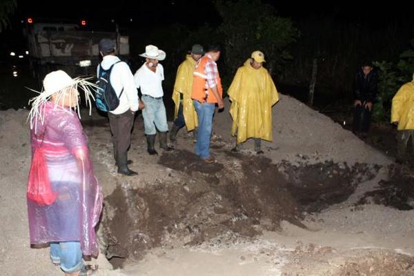 Vecinos piden ayuda a las autoridades municipales para rehabilitar el paso. (Foto Prensa Libre: Rolando Miranda)