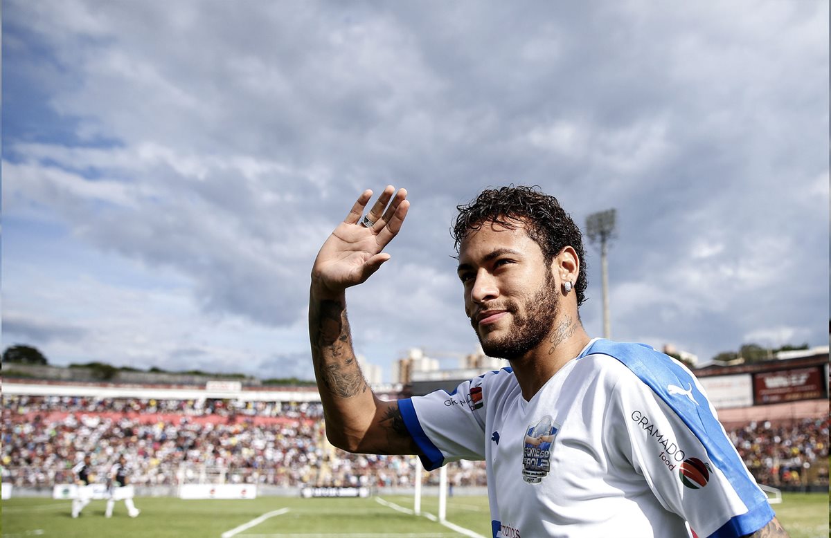 Neymar jugó esta tarde un partido benéfico en Sao Paulo, Brasil, en donde habló sobre el duelo crucial frente al Real Madrid. (Foto Prensa Libre: EFE)
