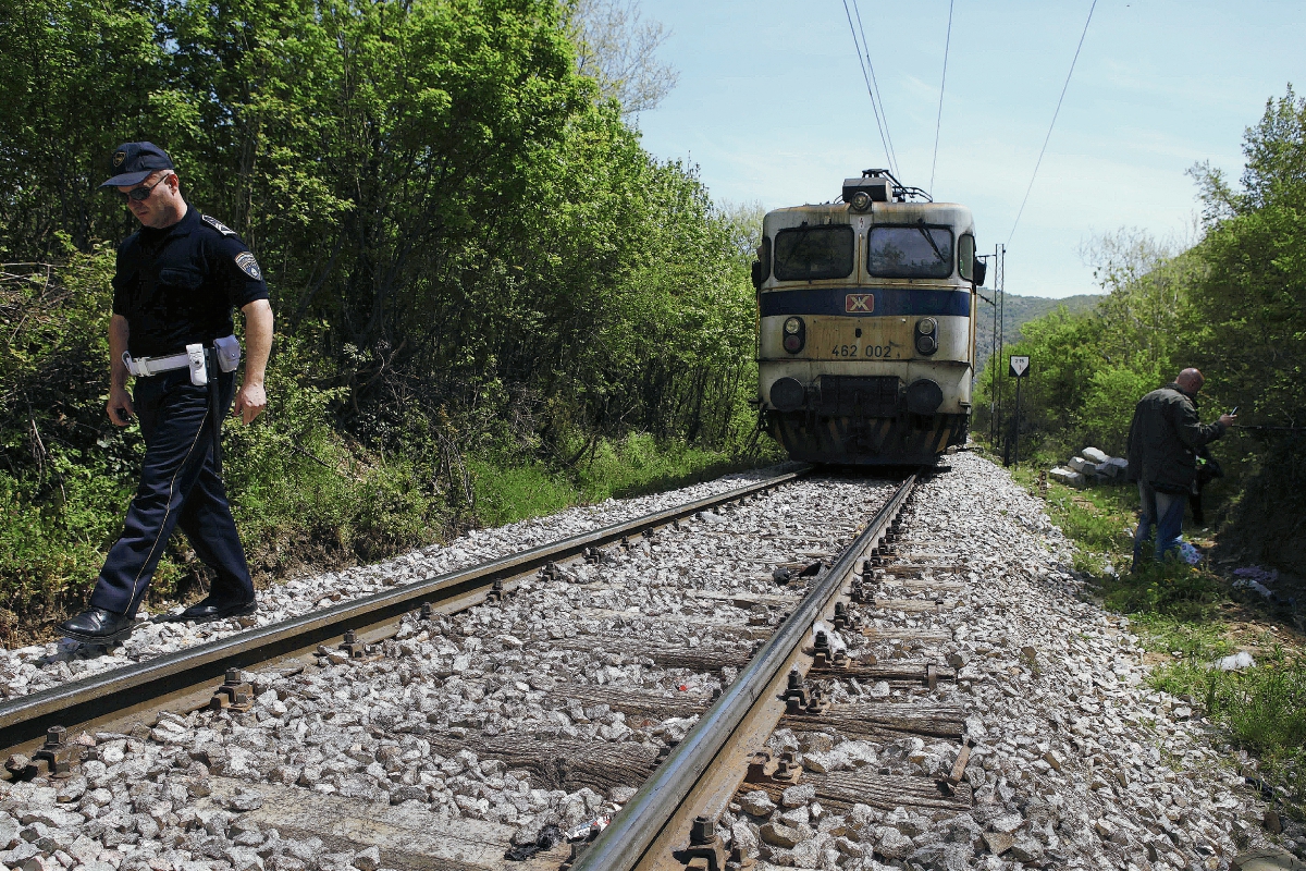 Un oficial camina por las ferrovías, cerca de donde ocurrió la tragedia. (Foto Prensa Libre: AP).