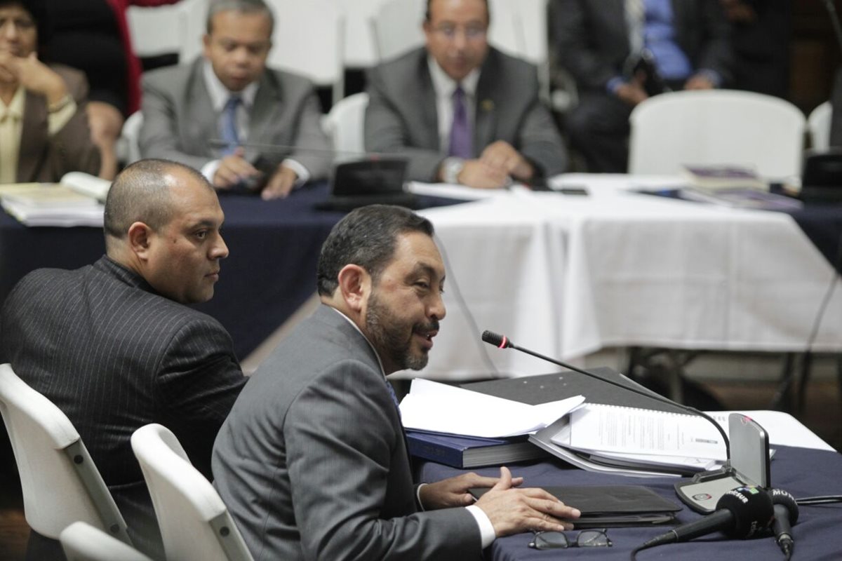 El exministro de Gobernación, Mauricio López Bonilla, declara en la Sala de Vistas de la CSJ. (Foto Prensa Libre: Edwin Bercián)