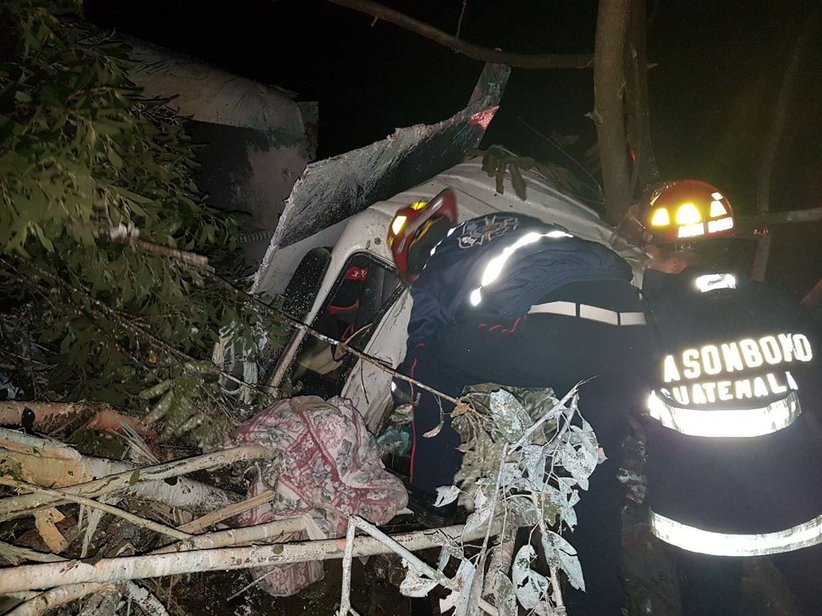 Los bomberos en el momento del rescate del piloto del camión. (Foto Prensa Libre: CBMD)