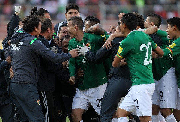 Los jugadores de Bolivia festejan el triundo de su selección frente a Perú, en la clasificatoria a Rusia 2018. (Foto Prensa Libre: EFE)