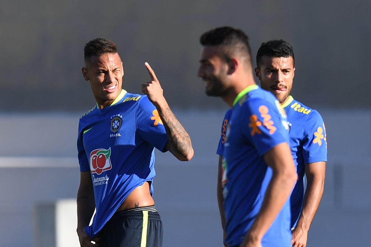 Neymar es captado en un entrenamiento con la selección Olímpica brasileña. (Foto Prensa Libre: AFP).