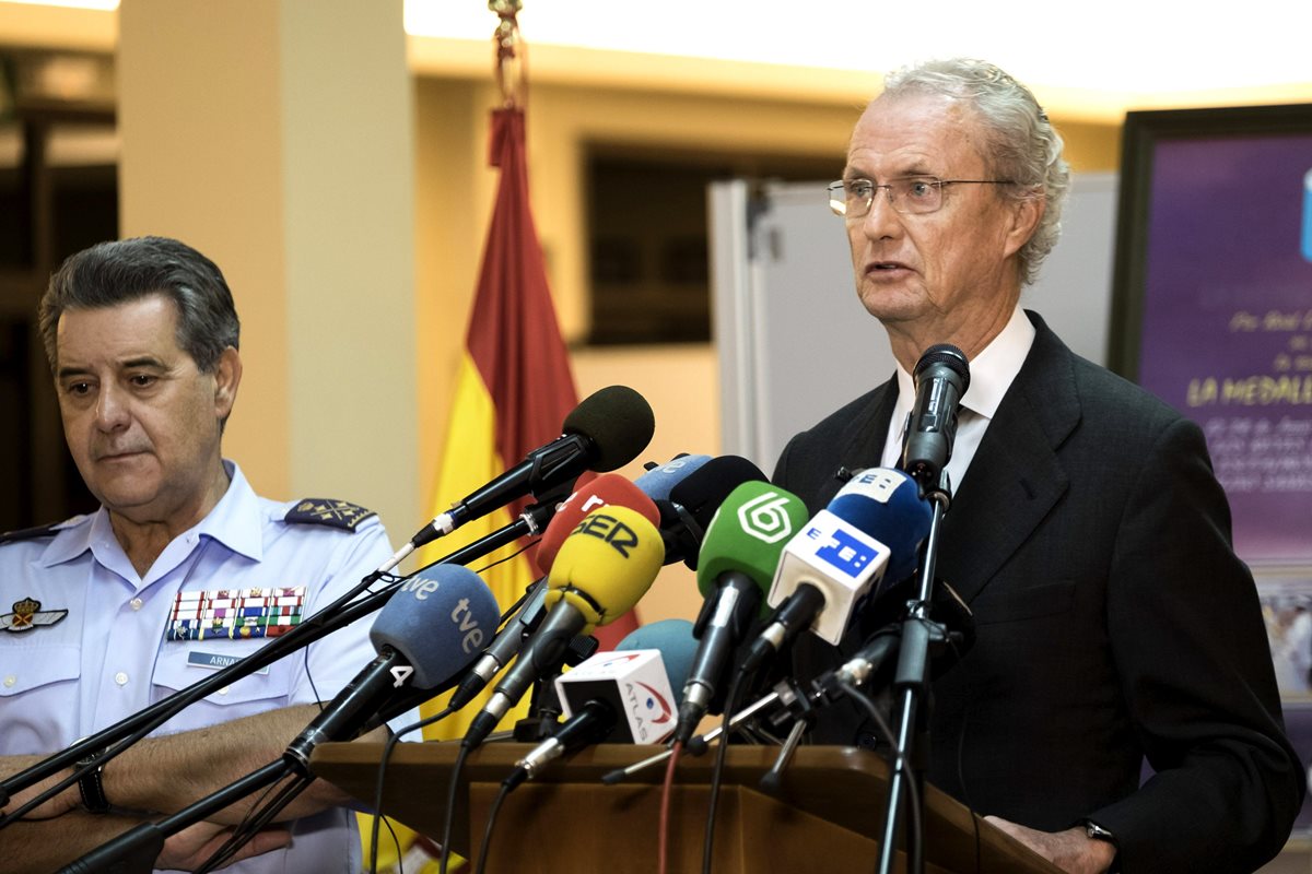 El ministro de Defensa español, Pedro Morenés, informa sobre búsqueda de helicóptero. Foto Prensa Libre: (EFE)