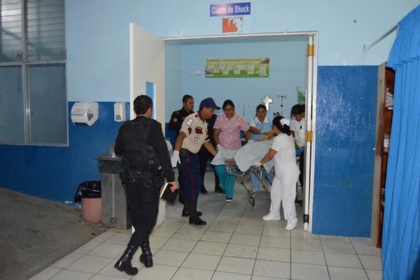 El agente policial Miguel Ángel Santiago Carranza resultó herido en Gualán, y murió en el IGSS de Zacapa. (Foto Prensa Libre)<br _mce_bogus="1"/>
