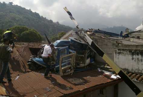 El helicóptero quedó partido en dos sobre el techo de dos viviendas en la Antigua Guatemala, Sacatepéquez. (Foto Prensa Libre: Miguel López)