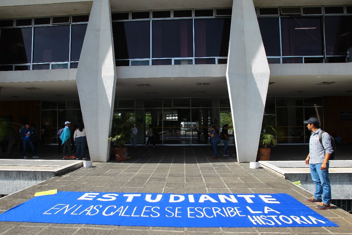 Estudiantes de la Universidad de San Carlos protestan contra la corrupción. (Foto Prensa Libre: Estuardo Paredes)