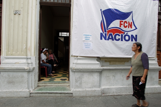 En sede de FCN-Nación en zona 1, se brinda servicio médico gratuito. (Foto Prensa Libre: Edwin Bercian)