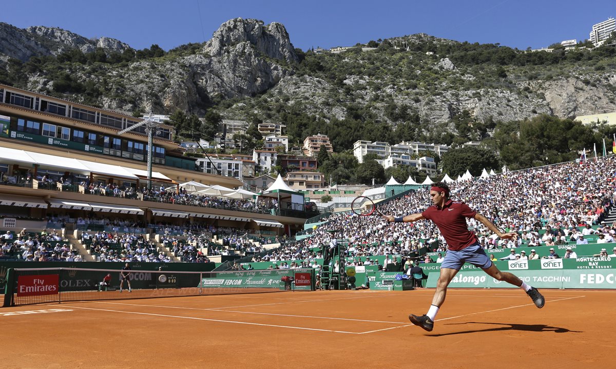 El tenista suizo, Roger Federer reapareció en las canchas de Montecarlo. (Foto Prensa libre: AP)