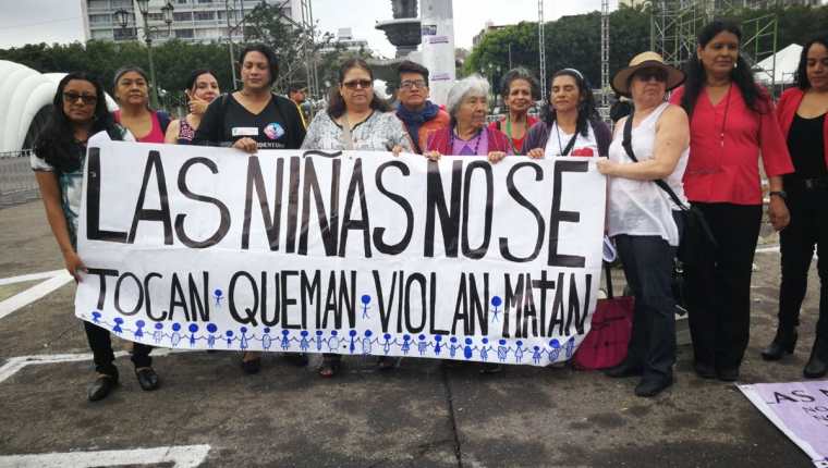 Colectivos de la sociedad civil participan en manifestación en la Plaza de la Constitución. (Foto Prensa Libre: Érick Ávila)