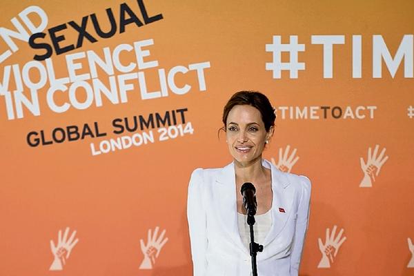 Actriz estadounidense da declaraciones en la inauguración de una cumbre  sobre violencia sexual en los conflictos,   en Londres. (Foto Prensa Libre: EFE)