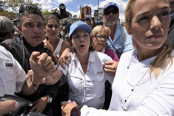 Mitzy Ledezma (centro), esposa del alcalde mayor de Caracas, Antonio  Ledezma, durante una manifestación. (Foto Prensa Libre: AFP)