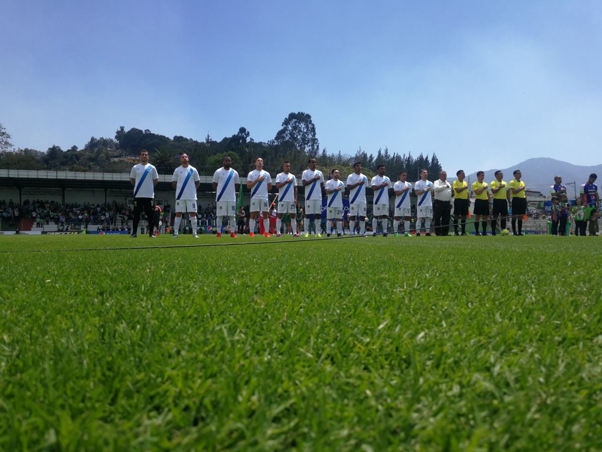 Los jugadores cremas salieron con camisolas de la bicolor y ambos equipos entonaron el himno nacional. (Foto Prensa Libre: Francisco Sánchez)