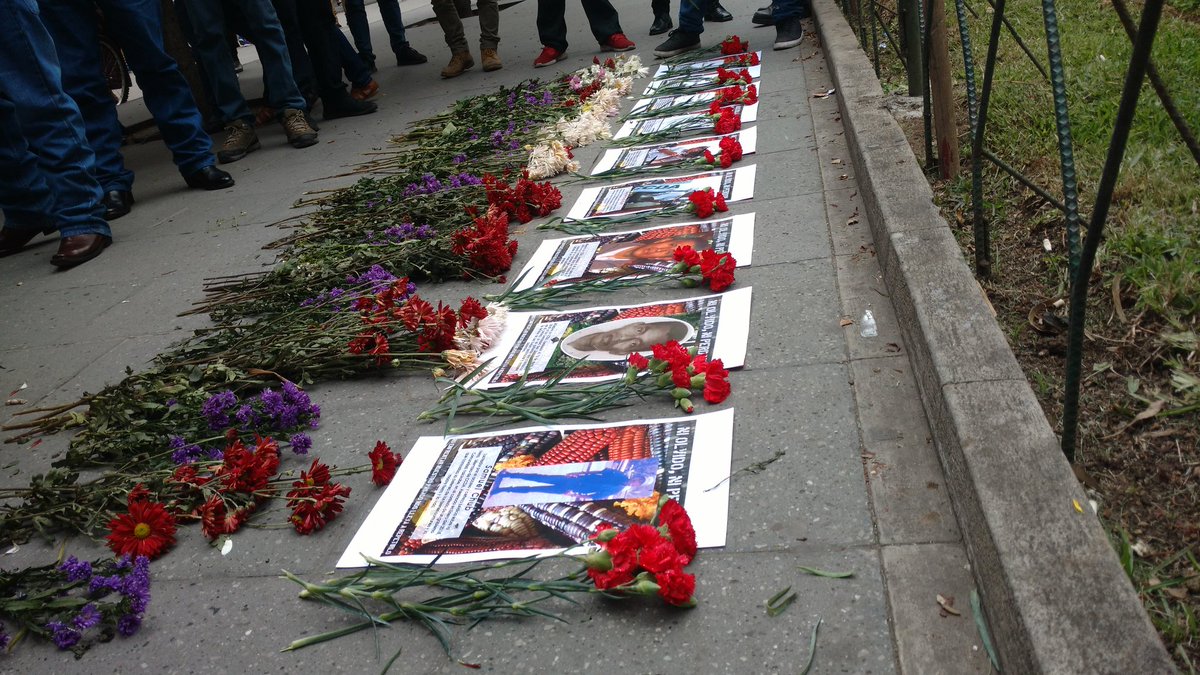 Ayer realizaron un homenaje en memoria de los líderes indígenas asesinados frente al Ministerio de Gobernación. (Foto Prensa Libre: Twitter)