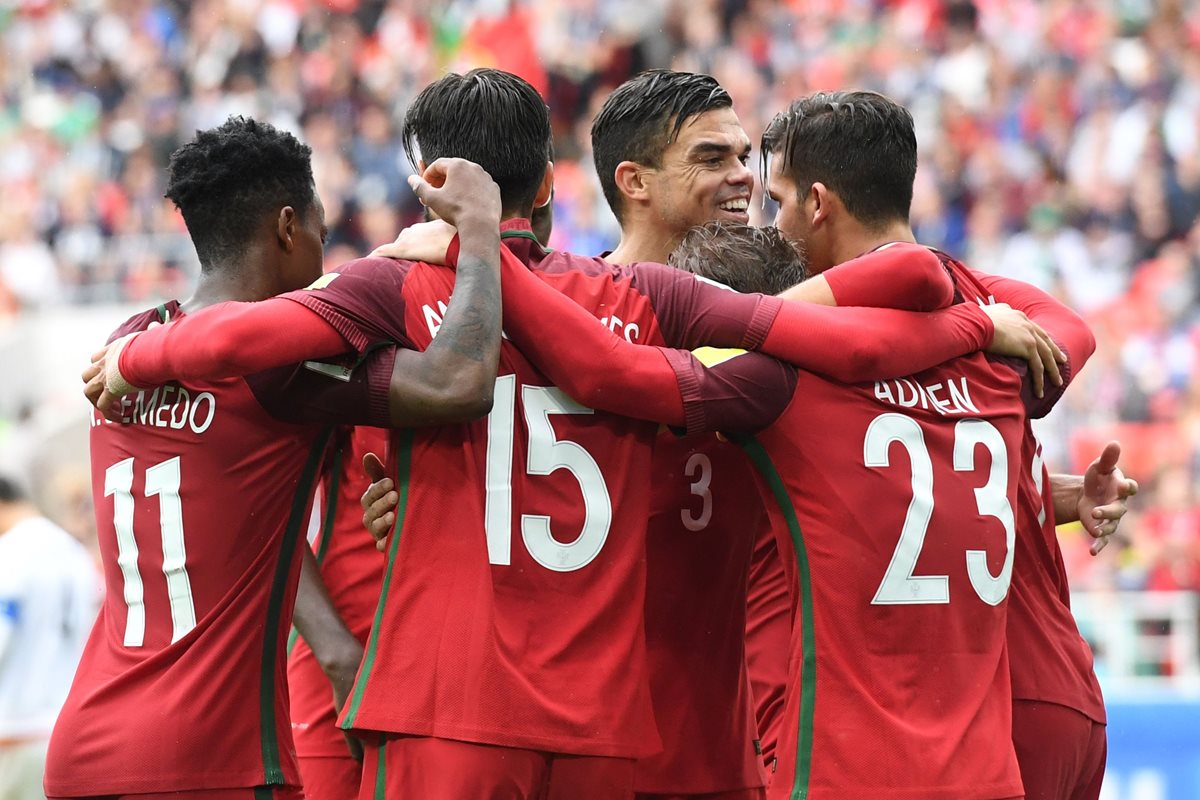 Los jugadores de Portugal festejan luego de que Pepe anotara a lo Sergio Ramos. (Foto Prensa Libre: AFP)