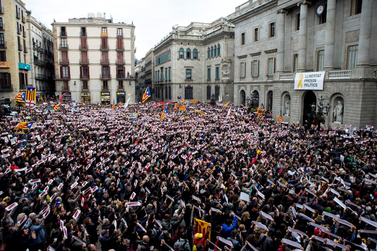 Miles de catalanes piden en Barcelona la libertado de varios líderes independentistas. (Foto Prensa Libre: EFE)