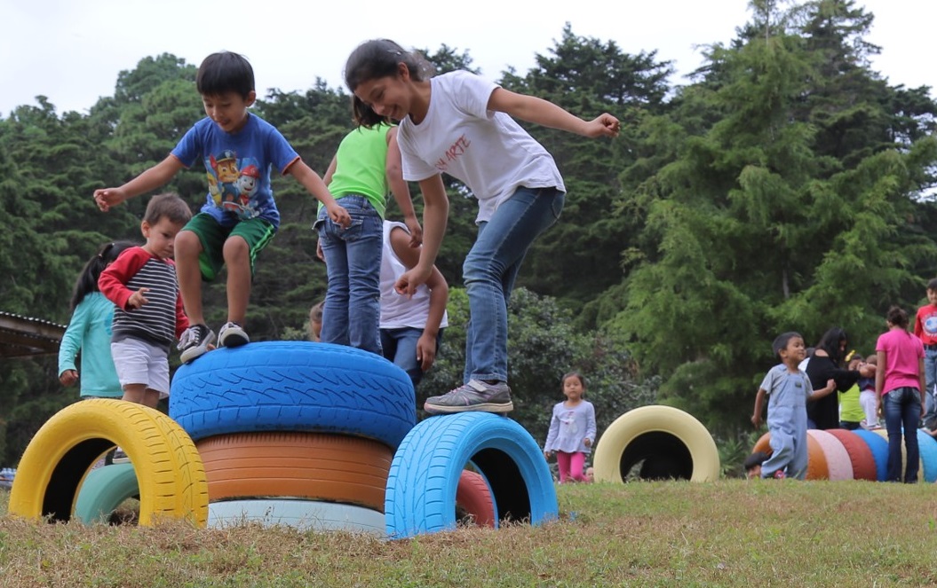 Niños de Casa Bernabé cuentan con un parque con juegos hechos a base de llantas recicladas. (Foto Prensa Libre: Cortesía)