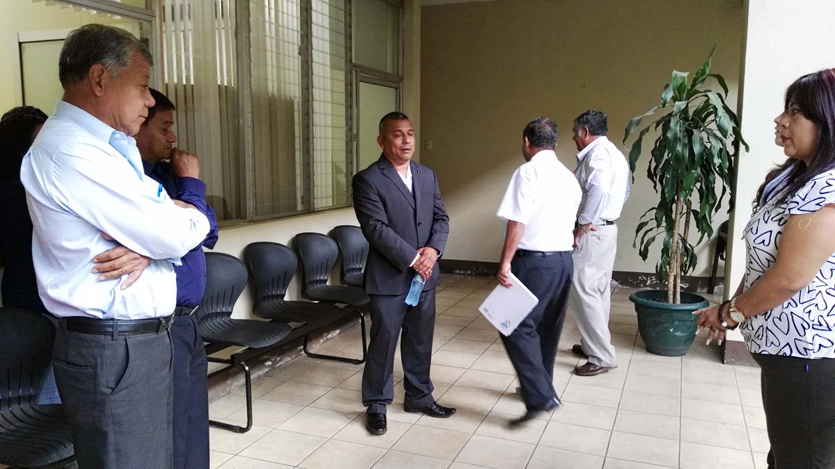 Gustavo Sosa —de traje gris—, nuevo gobernador de El Progreso, quien llegó acompañado de varias personas que indicaron ser parte del nuevo equipo de trabajo, señaló que el presidente puede destituir a funcionarios cuando quiera. (Foto: Hugo Oliva)
