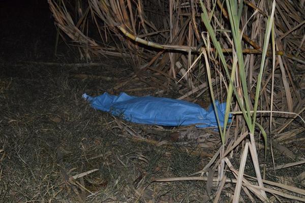 El cadáver de Mónica Zulema Hernández fue encontrado en unos cañaverales en Escuintla. (Foto Prensa Libre: Enrique Paredes)